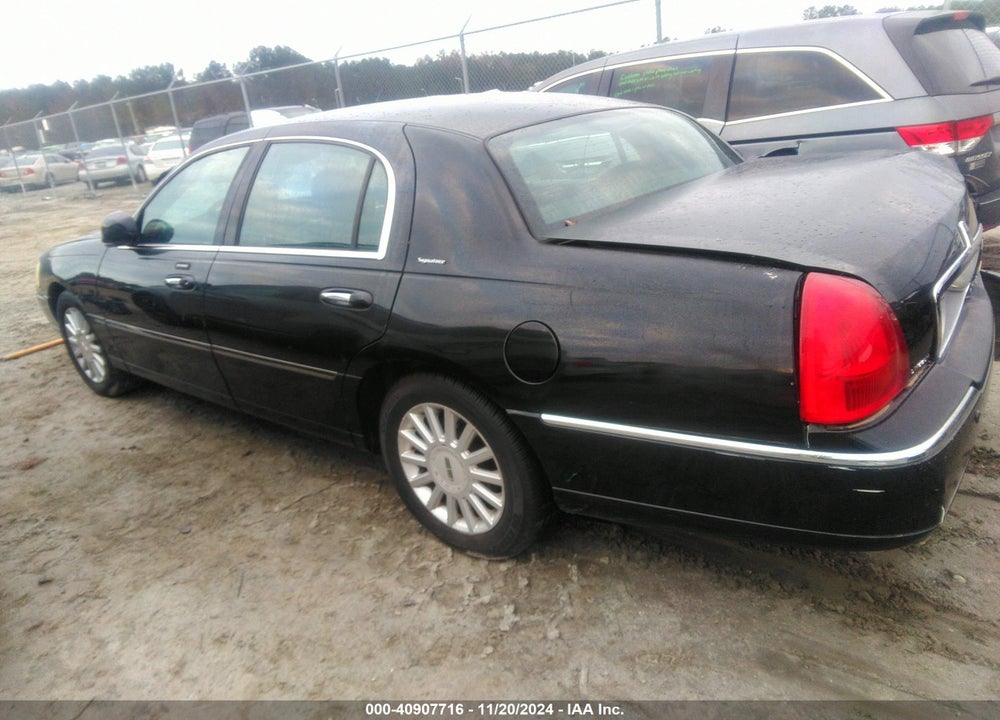 2005 LINCOLN TOWN CAR SIGNATURE VIN: 1LNHM81W85Y611729
