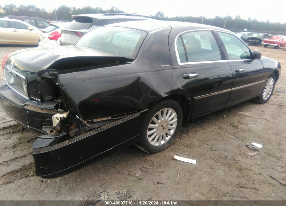 2005 LINCOLN TOWN CAR SIGNATURE VIN: 1LNHM81W85Y611729