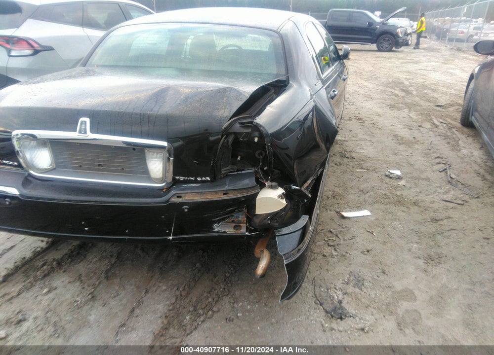 2005 LINCOLN TOWN CAR SIGNATURE VIN: 1LNHM81W85Y611729