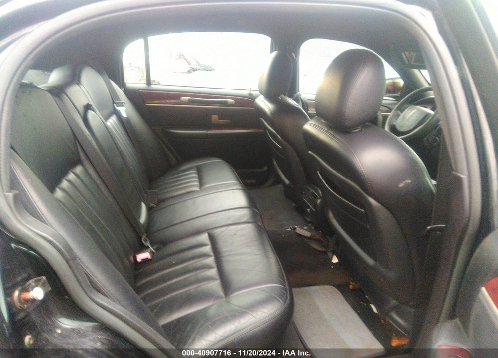 2005 LINCOLN TOWN CAR SIGNATURE VIN: 1LNHM81W85Y611729