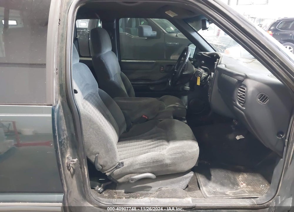 2002 CHEVROLET S-10 LS VIN: 1GCCS19W328131092