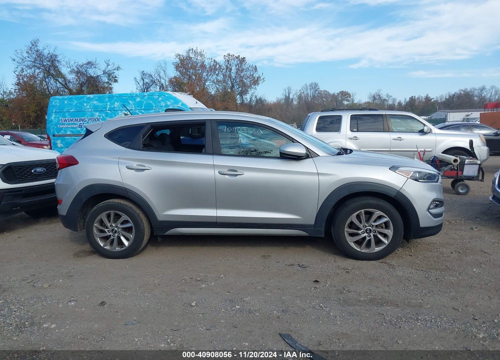 2017 HYUNDAI TUCSON SE VIN: KM8J33A49HU263442