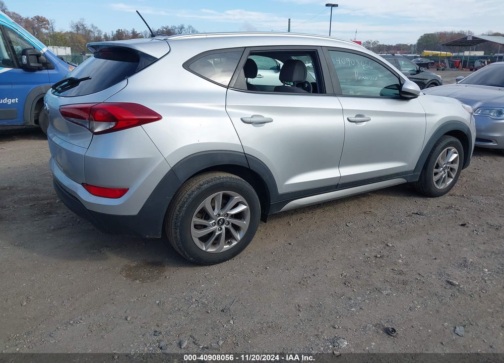 2017 HYUNDAI TUCSON SE VIN: KM8J33A49HU263442