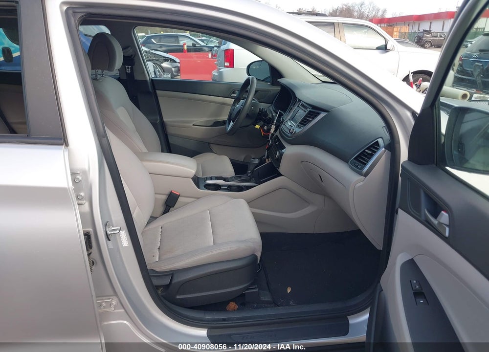 2017 HYUNDAI TUCSON SE VIN: KM8J33A49HU263442