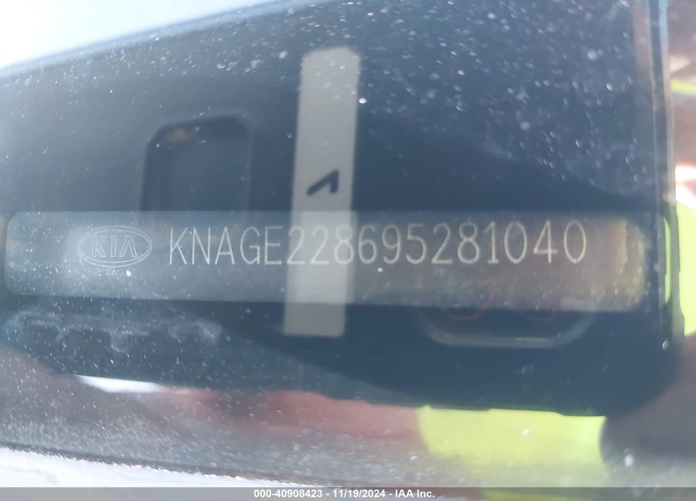 2009 KIA OPTIMA LX VIN: KNAGE228695281040