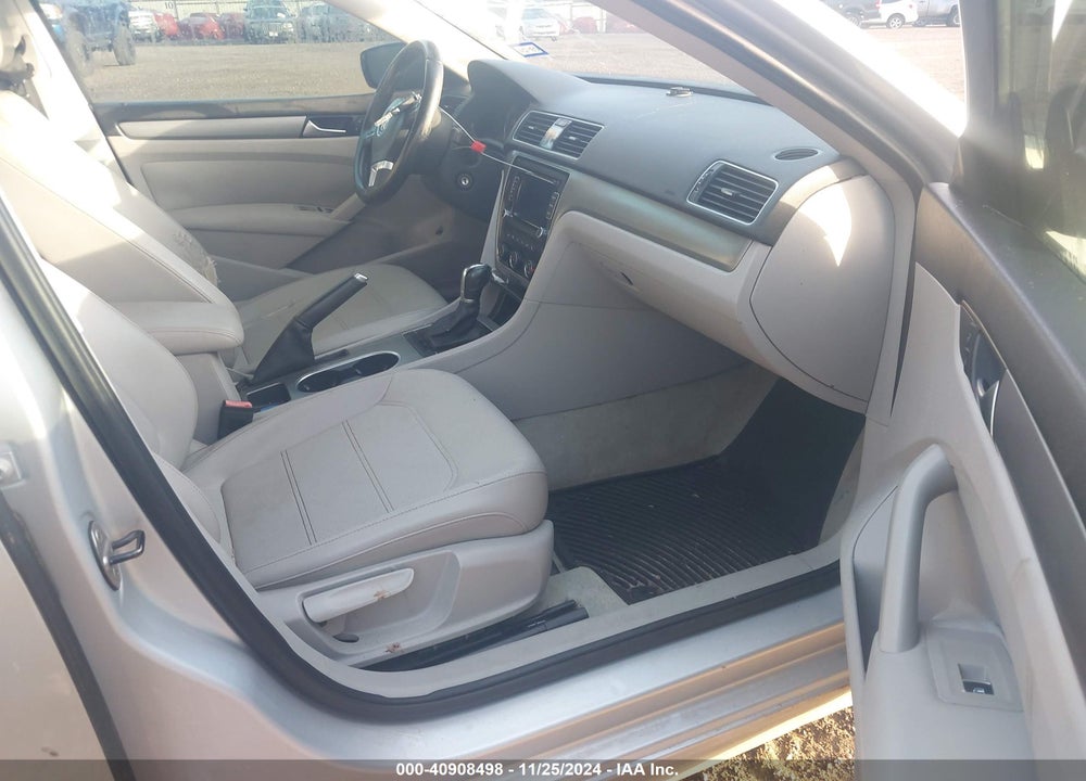 2014 VOLKSWAGEN PASSAT 2.0L TDI SE VIN: 1VWBN7A31EC017372