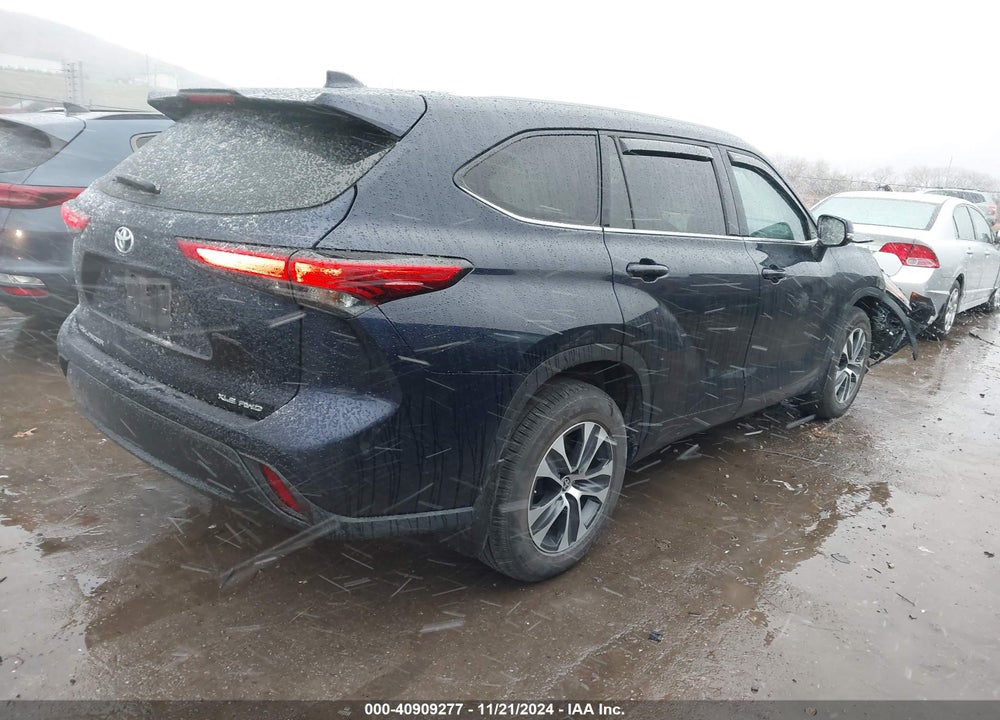 2022 TOYOTA HIGHLANDER XLE VIN: 5TDGZRBH4NS240703