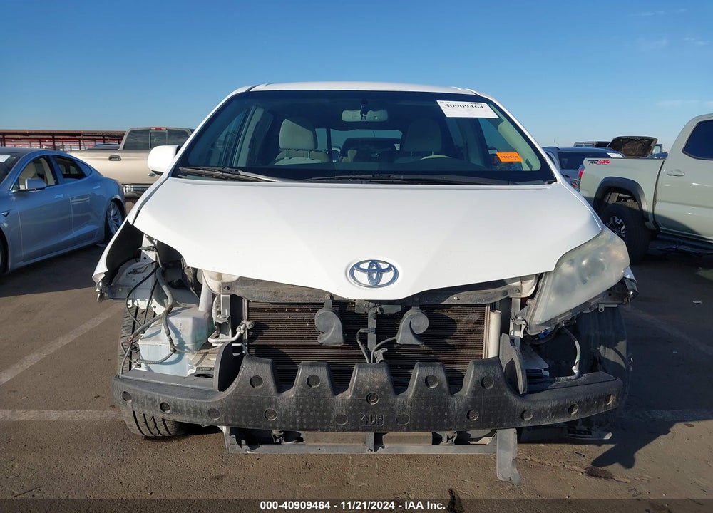 2014 TOYOTA SIENNA LE V6 8 PASSENGER VIN: 5TDKK3DC9ES464627
