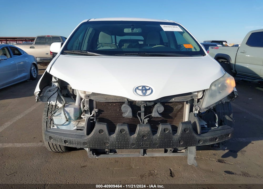 2014 TOYOTA SIENNA LE V6 8 PASSENGER VIN: 5TDKK3DC9ES464627
