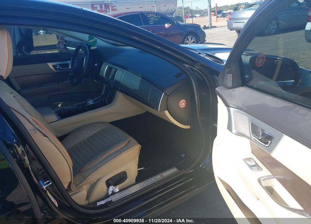 2014 JAGUAR XF VIN: SAJWA0EX8E8U19057