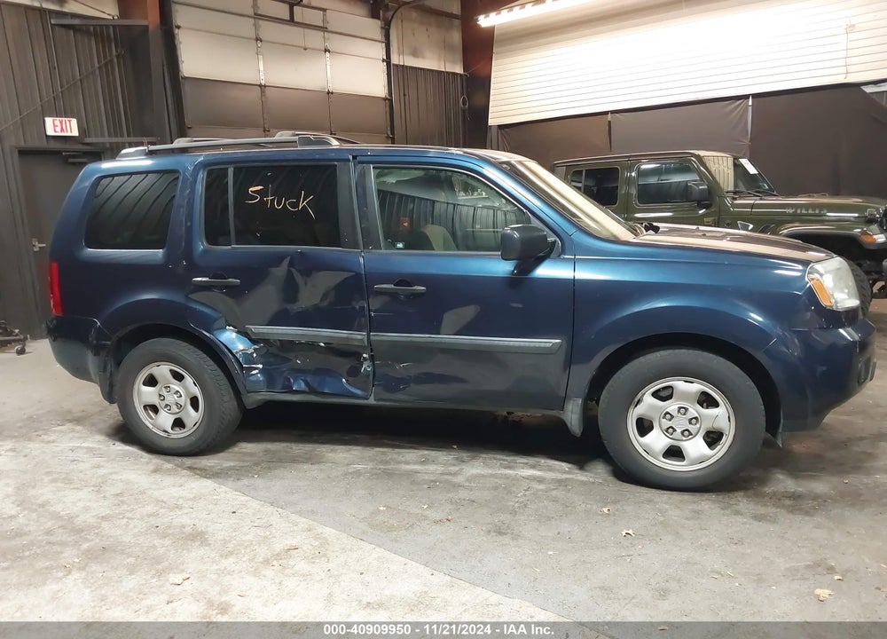 2011 HONDA PILOT LX VIN: 5FNYF4H29BB013672