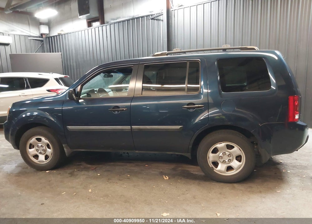 2011 HONDA PILOT LX VIN: 5FNYF4H29BB013672