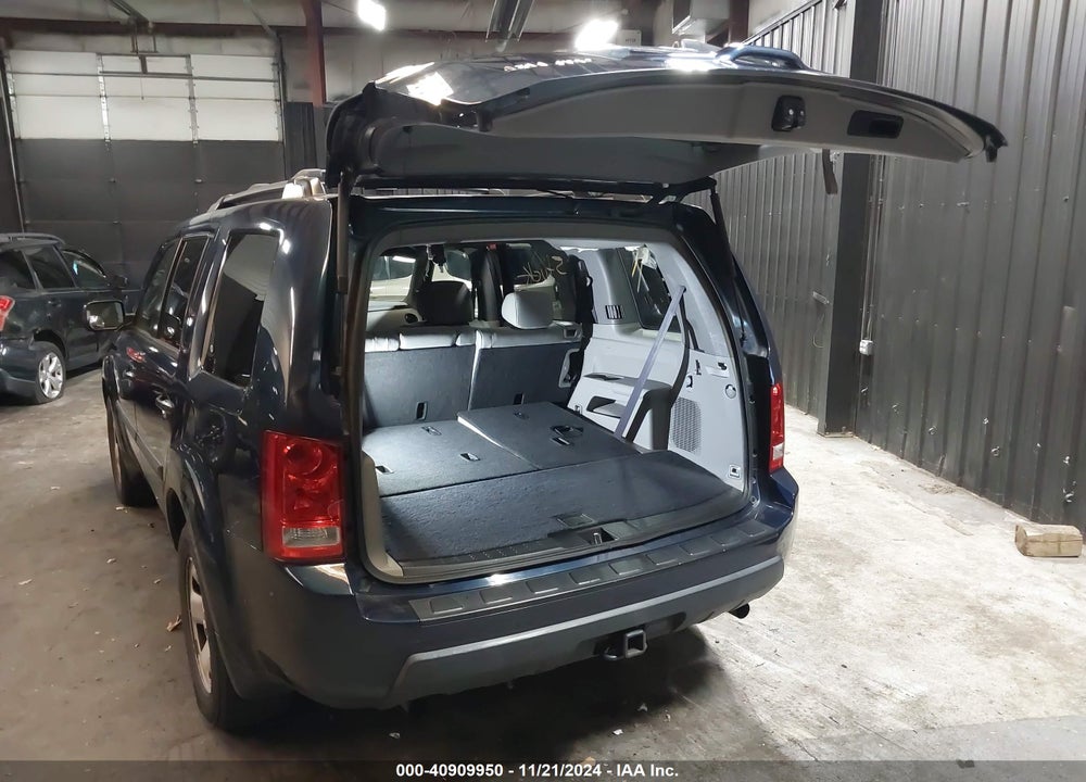 2011 HONDA PILOT LX VIN: 5FNYF4H29BB013672