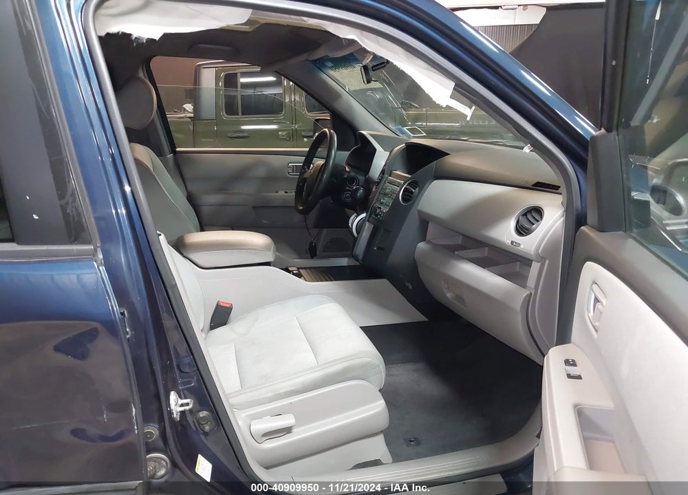 2011 HONDA PILOT LX VIN: 5FNYF4H29BB013672