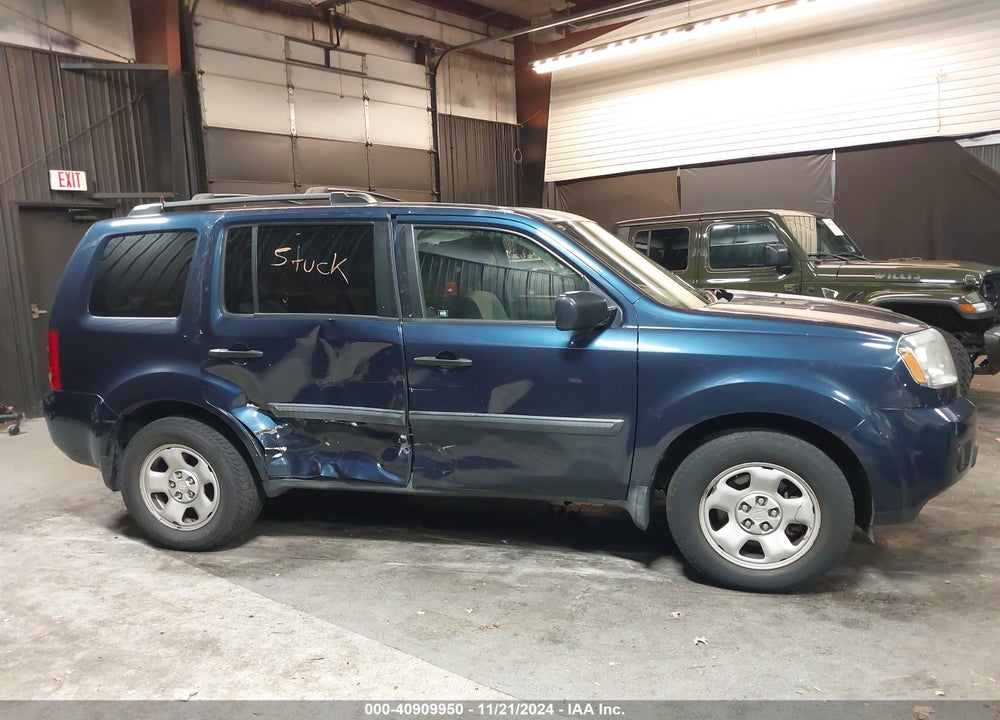 2011 HONDA PILOT LX VIN: 5FNYF4H29BB013672