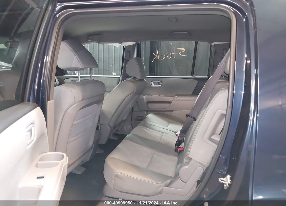 2011 HONDA PILOT LX VIN: 5FNYF4H29BB013672