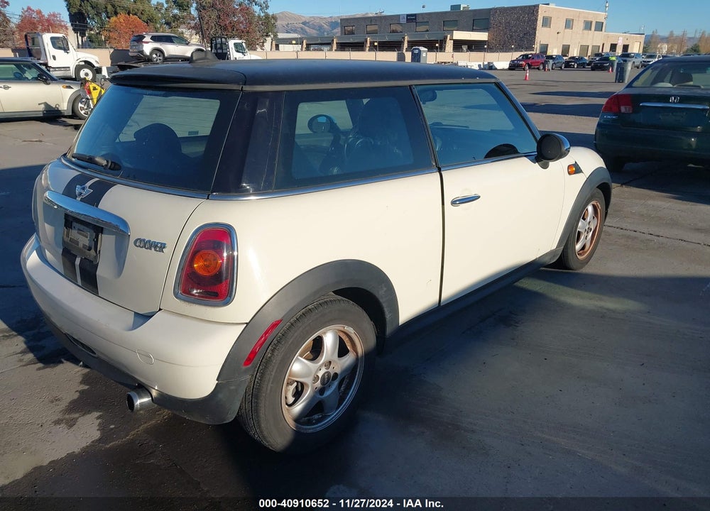2008 MINI COOPER VIN: WMWMF33568TT67078
