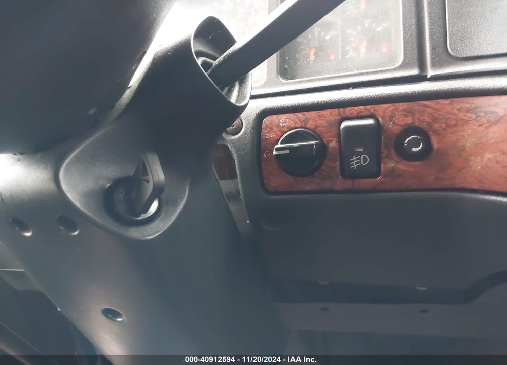 2000 VOLVO VN VIN: 4V4ND3JJ7YN241432