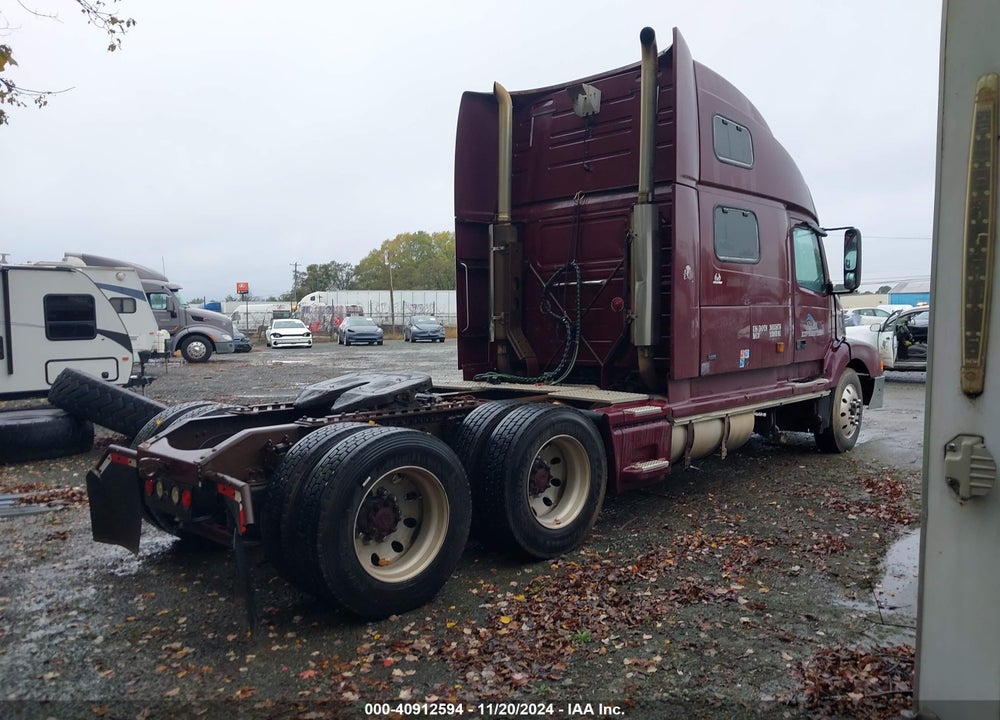 2000 VOLVO VN VIN: 4V4ND3JJ7YN241432