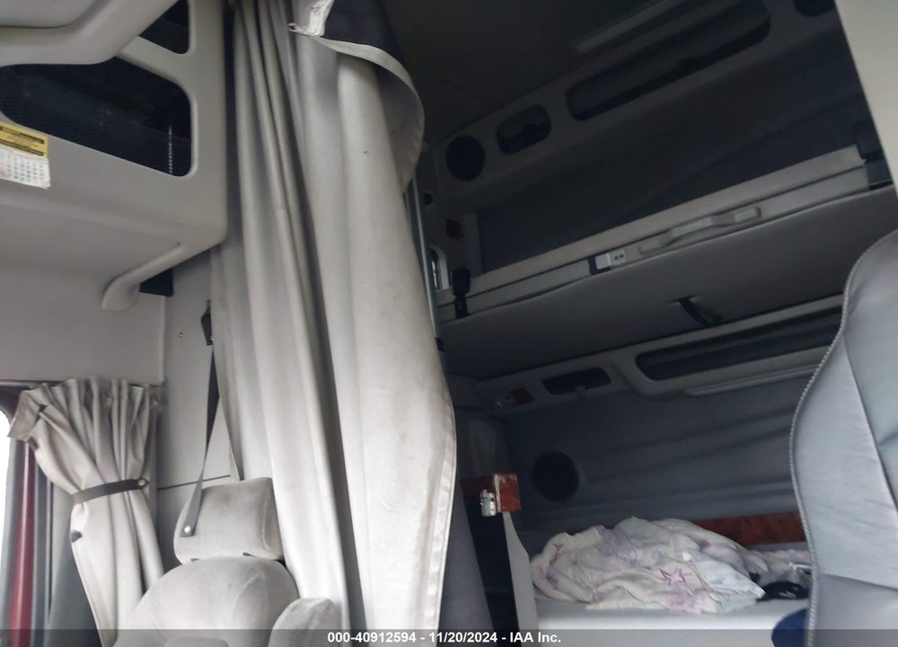 2000 VOLVO VN VIN: 4V4ND3JJ7YN241432