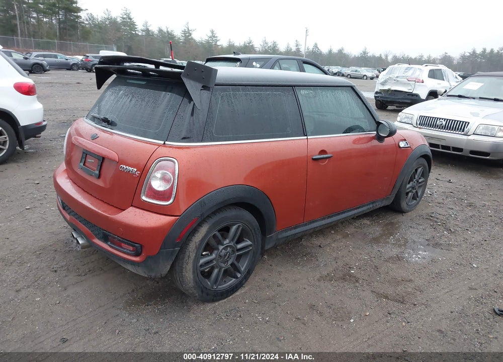 2011 MINI COOPER S VIN: WMWSV3C54BTY23922