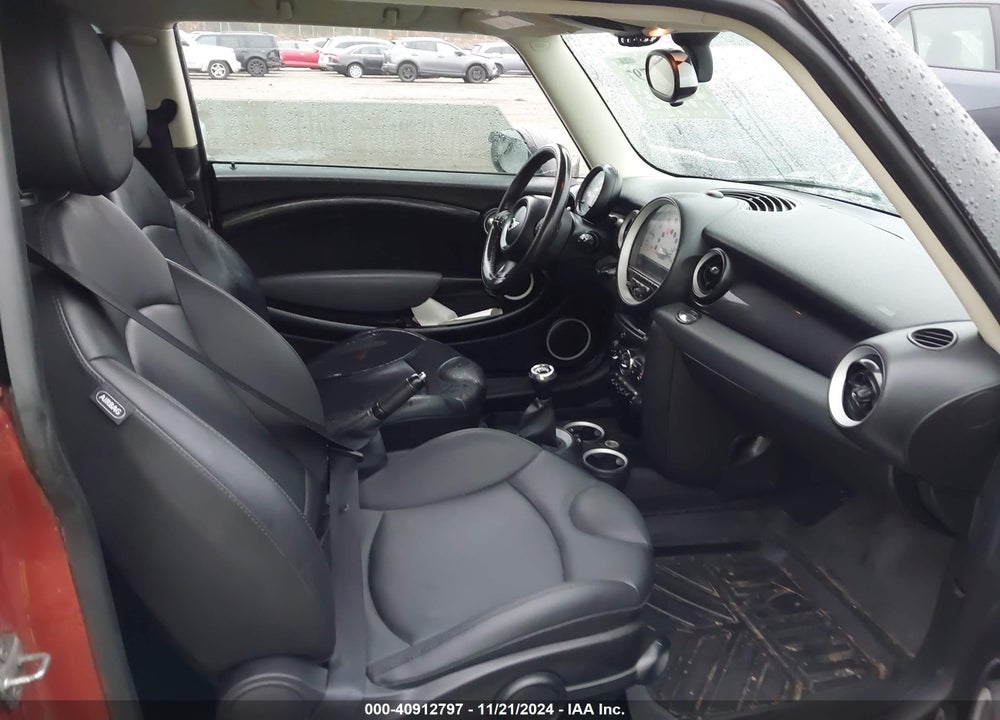 2011 MINI COOPER S VIN: WMWSV3C54BTY23922