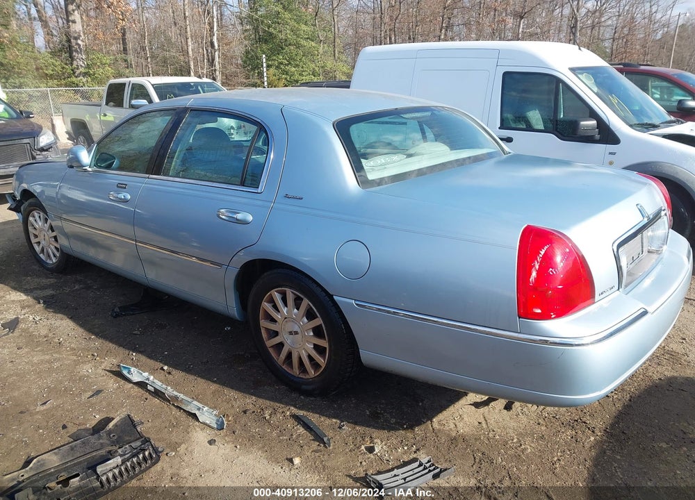 2007 LINCOLN TOWN CAR SIGNATURE VIN: 1LNHM81V47Y601581