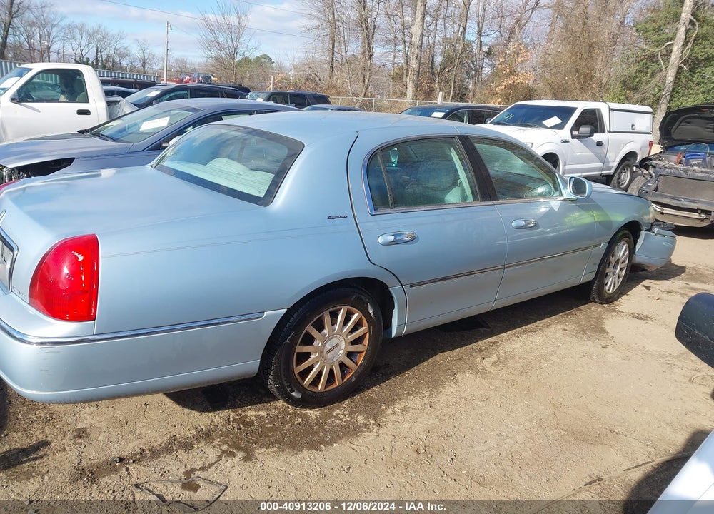 2007 LINCOLN TOWN CAR SIGNATURE VIN: 1LNHM81V47Y601581