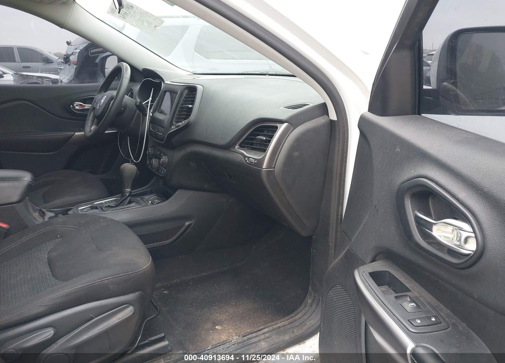 2019 JEEP CHEROKEE VIN: 1C4PJLCB5KD344588