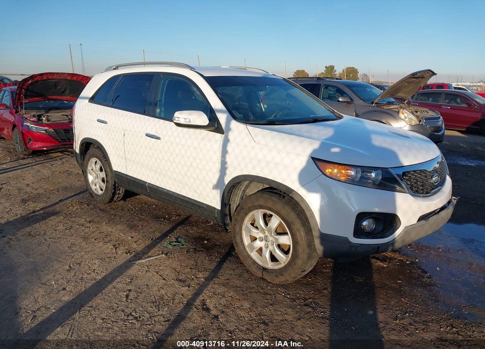 2013 KIA SORENTO LX VIN: 5XYKT3A61DG382608