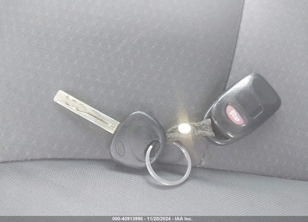 2013 KIA SORENTO LX V6 VIN: 5XYKTDA29DG420170