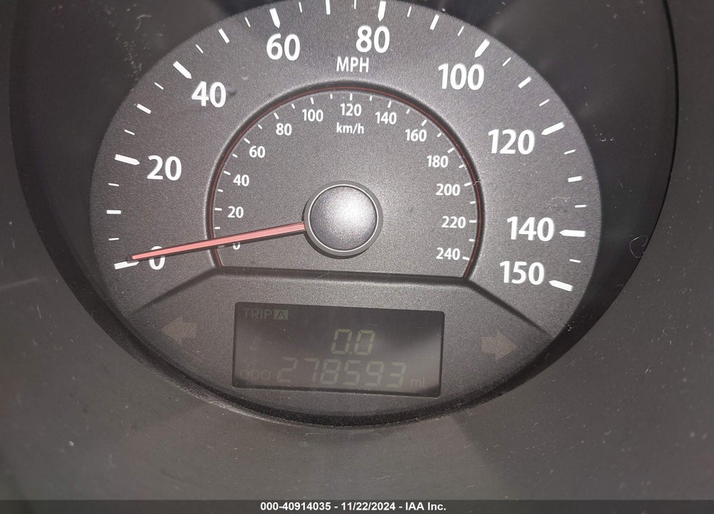 2011 KIA SORENTO LX VIN: 5XYKT4A15BG040067