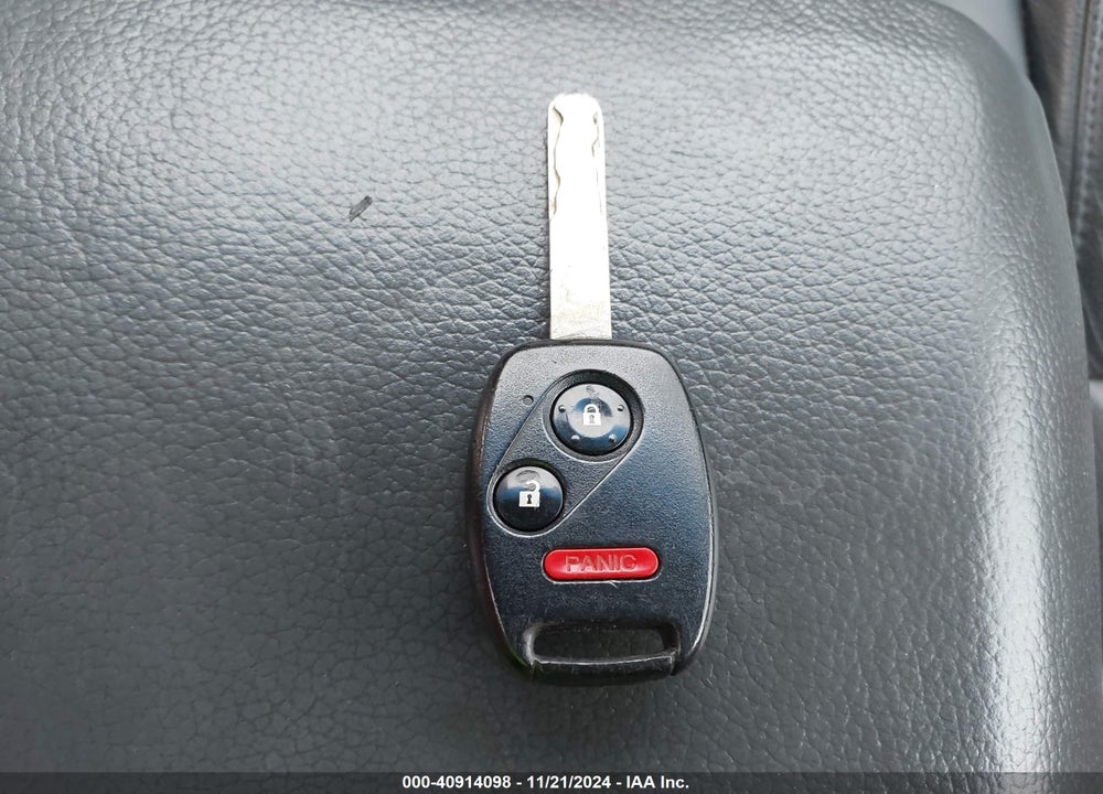 2006 HONDA PILOT EX-L VIN: 5FNYF187X6B026303