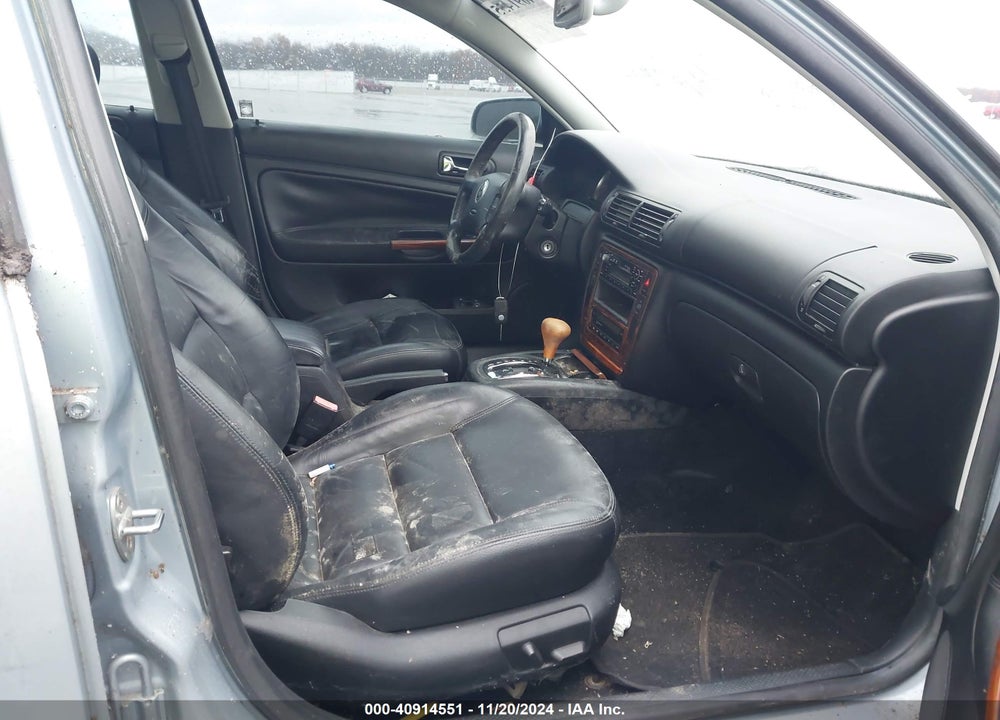2001 VOLKSWAGEN PASSAT GLX VIN: WVWTH63B71E171189