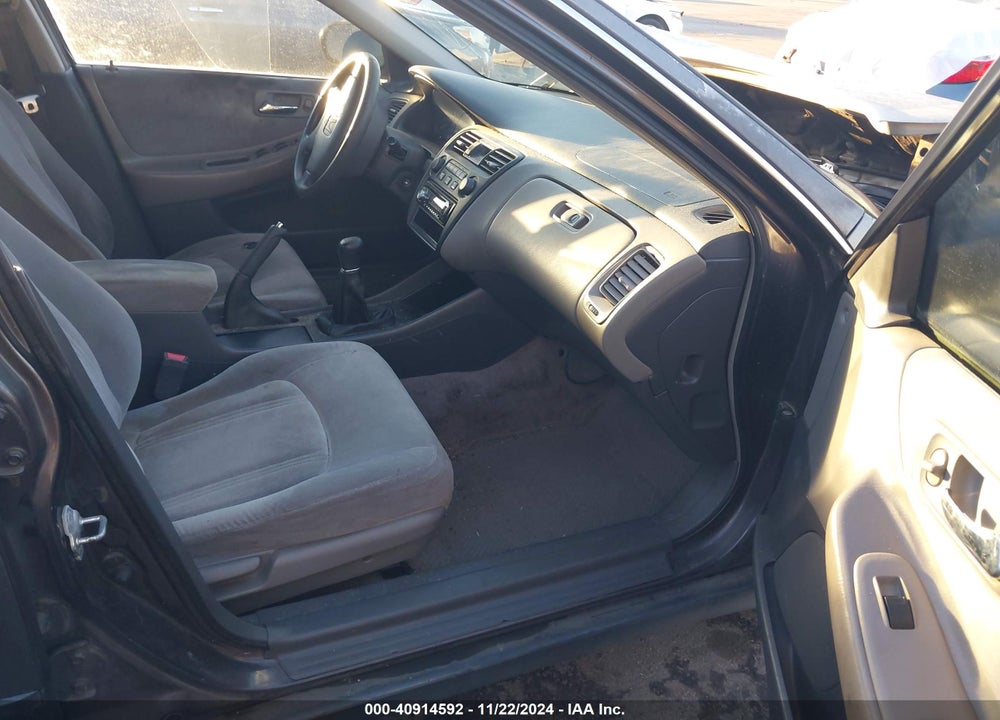 1999 HONDA ACCORD LX VIN: 1HGCG5548XA050832