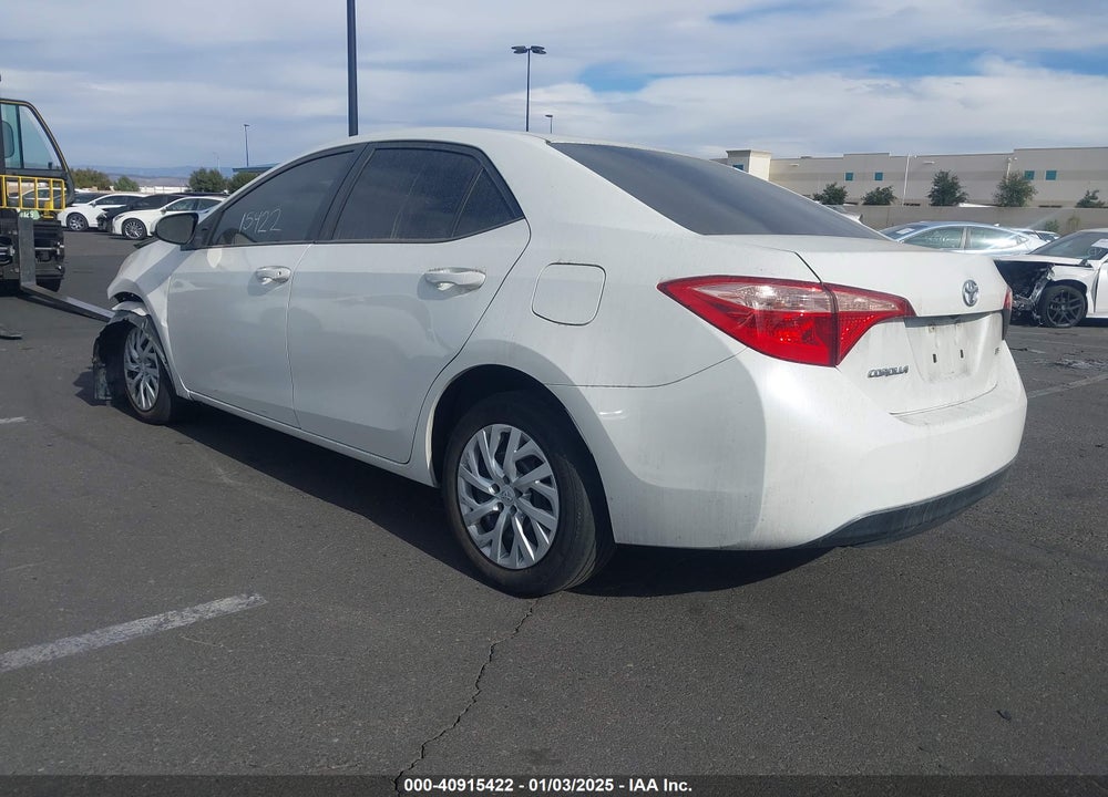 2018 TOYOTA COROLLA LE VIN: 5YFBURHE5JP852191