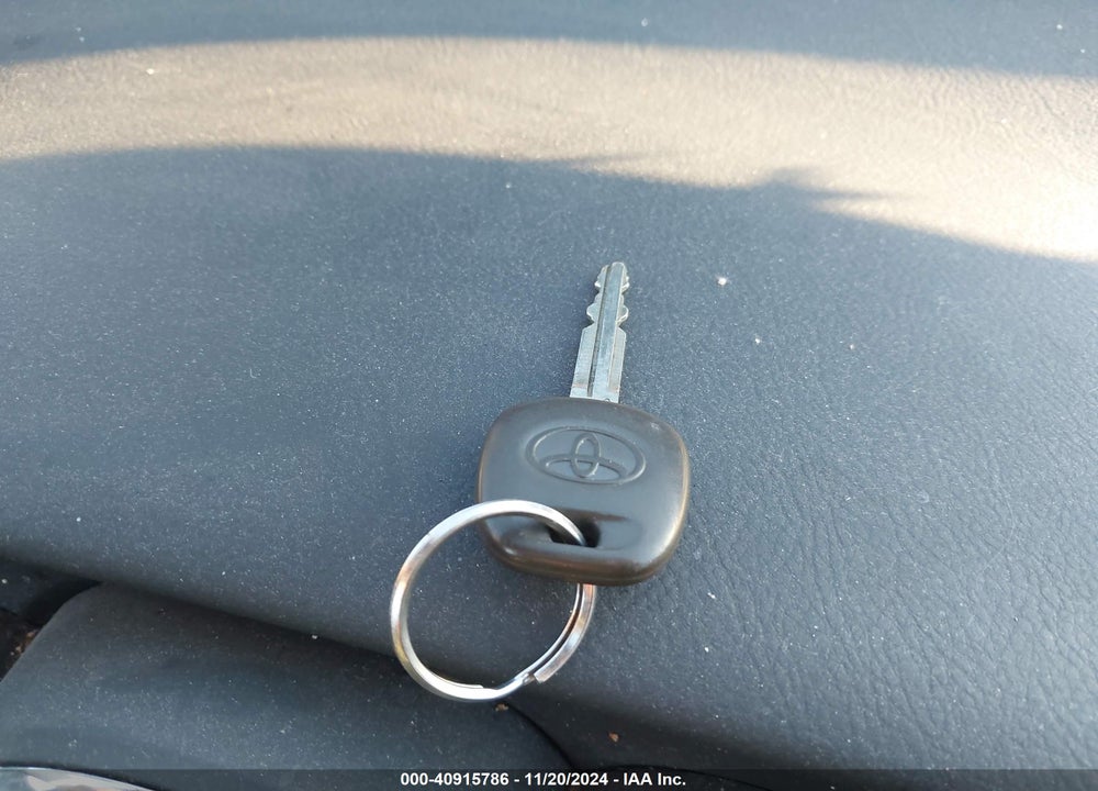 2006 TOYOTA MATRIX VIN: 2T1KR32E66C572083