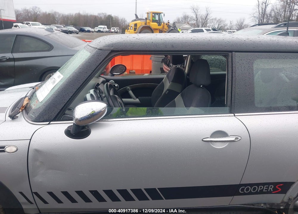 2005 MINI COOPER S VIN: WMWRE33545TG97180
