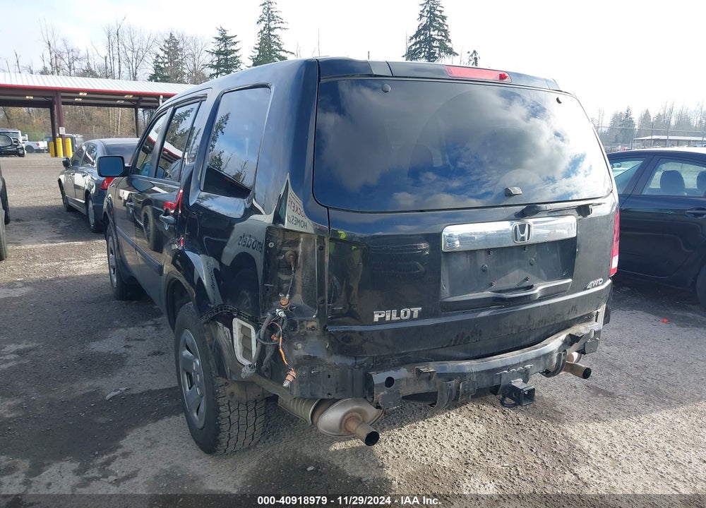 2011 HONDA PILOT LX VIN: 5FNYF4H21BB090391