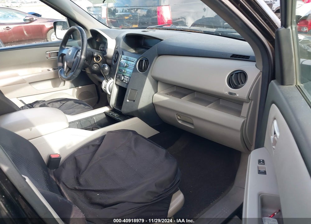 2011 HONDA PILOT LX VIN: 5FNYF4H21BB090391