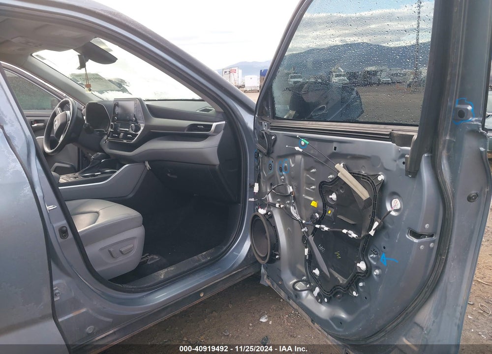2021 TOYOTA HIGHLANDER XLE VIN: 5TDHZRBHXMS068129