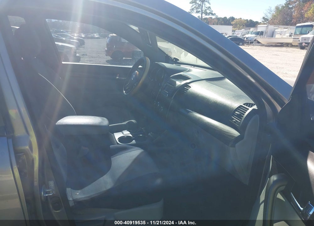 2011 KIA SORENTO LX VIN: 5XYKT4A19BG049435