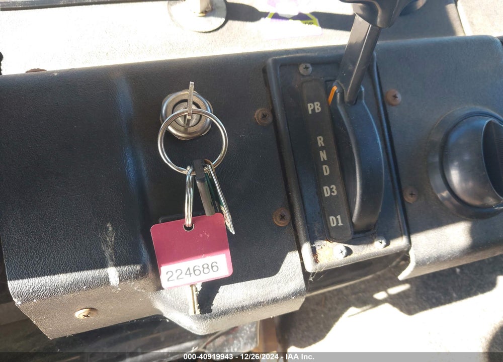 1999 FREIGHTLINER CHASSIS M LINE WALK-IN VAN VIN: 4UZA4FF45XCA60305