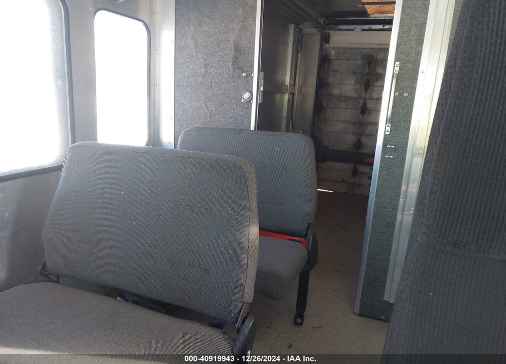 1999 FREIGHTLINER CHASSIS M LINE WALK-IN VAN VIN: 4UZA4FF45XCA60305