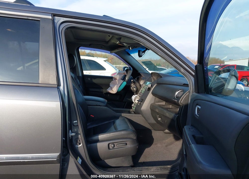2011 HONDA PILOT TOURING VIN: 5FNYF4H97BB086102