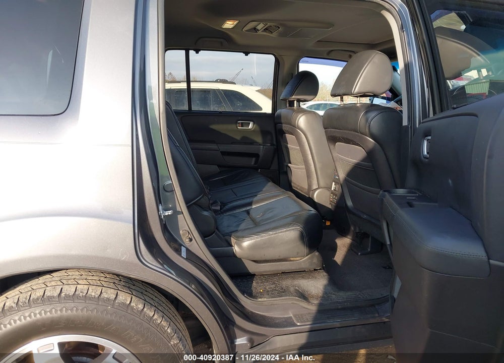 2011 HONDA PILOT TOURING VIN: 5FNYF4H97BB086102