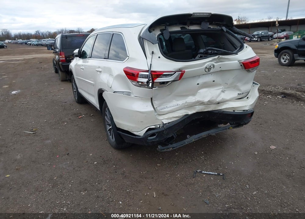 2019 TOYOTA HIGHLANDER XLE VIN: 5TDJZRFH7KS589222