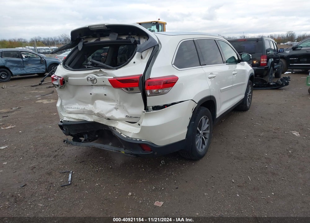 2019 TOYOTA HIGHLANDER XLE VIN: 5TDJZRFH7KS589222