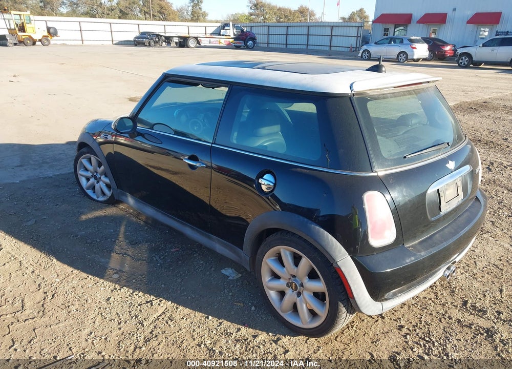 2005 MINI COOPER S VIN: WMWRE335X5TL14226