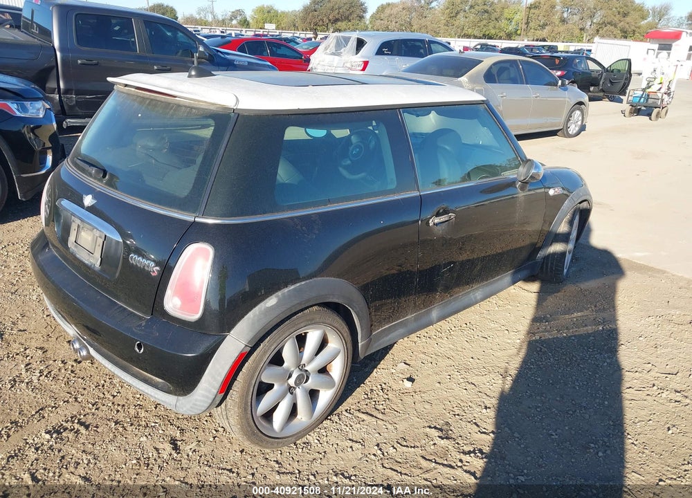 2005 MINI COOPER S VIN: WMWRE335X5TL14226